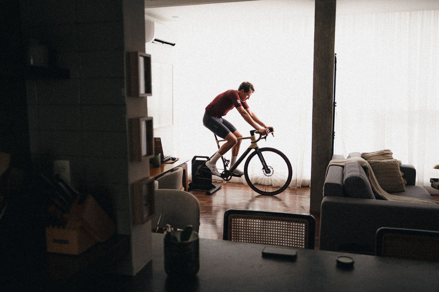 Ciclista treinando no rolo em casa pela manha